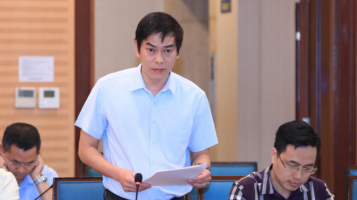 Phó Giám đốc Sở Nông nghiệp và Môi trường Hà Nội Vũ Xuân Tùng báo cáo tại cuộc họp. Ảnh: Đạt Lê
