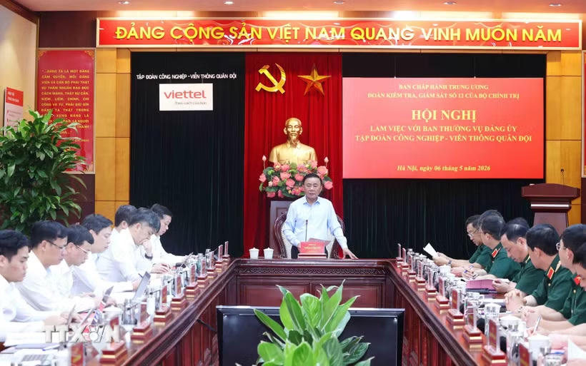 Đồng chí Trần Cẩm Tú, Ủy viên Bộ Chính trị, Thường trực Ban Bí thư, Trưởng Đoàn kiểm tra, giám sát số 12 của Bộ Chính trị phát biểu chỉ đạo hội nghị. (Ảnh: Phương Hoa/TTXVN).