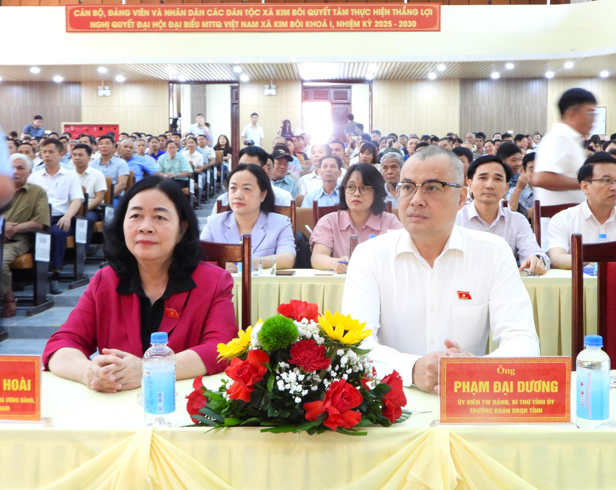 Chủ tịch Ủy ban Trung ương MTTQ Việt Nam Bùi Thị Minh Hoài cùng Bí thư Tỉnh ủy Phú Thọ Phạm Đại Dương dự Hội nghị tiếp xúc cử tri ở xã Kim Bôi.
