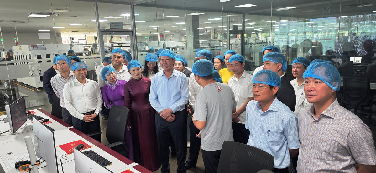 Các đại biểu thăm dây chuyền sản xuất tại Nhà máy Basic Medical Việt Nam. Ảnh: Nguyễn Chung.