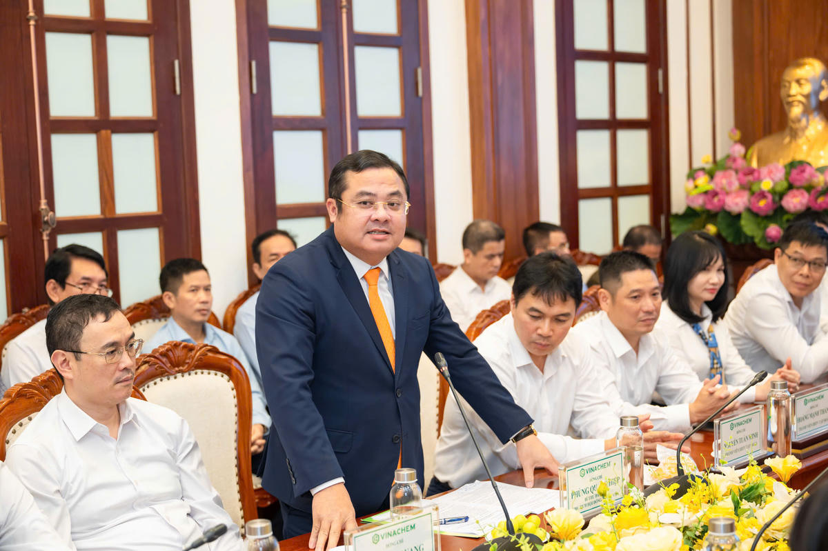 Ông Phùng Quang Hiệp – Bí thư Đảng ủy, Chủ tịch Hội đồng thành viên Tập đoàn Hóa chất Việt Nam phát biểu tại buổi làm việc.