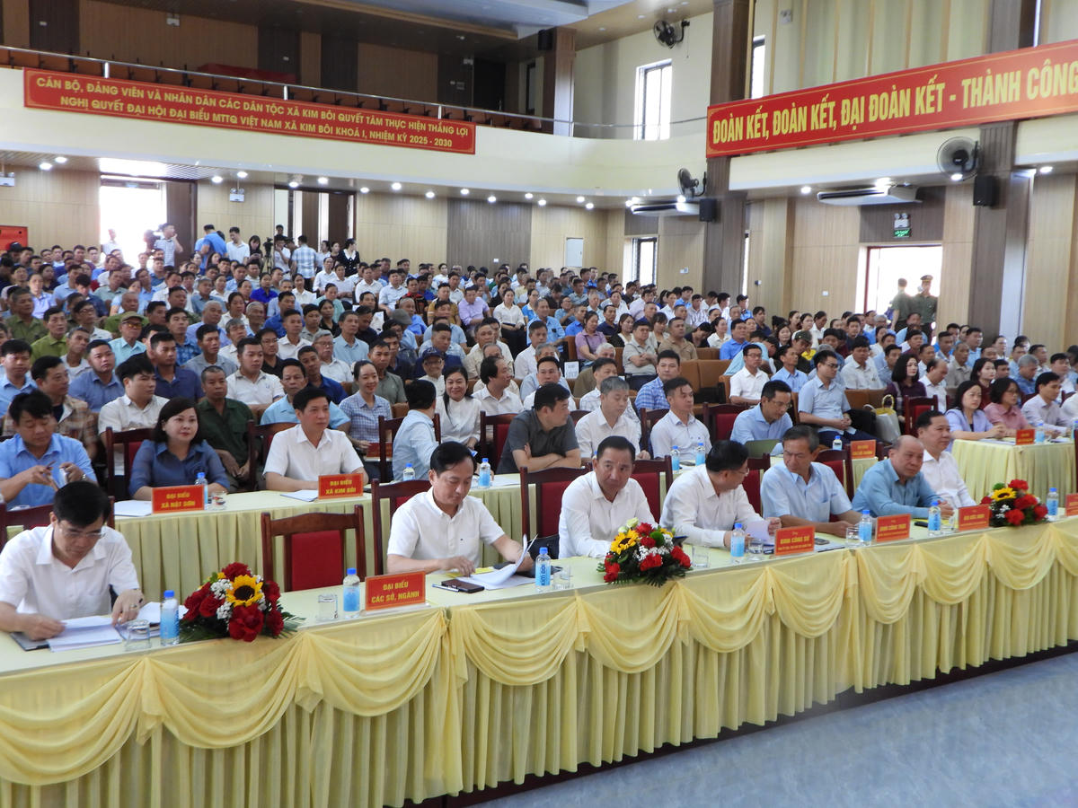 Quang cảnh buổi tiếp xúc cử tri tại Hội trường Nhà văn hóa xã Kim Bôi.