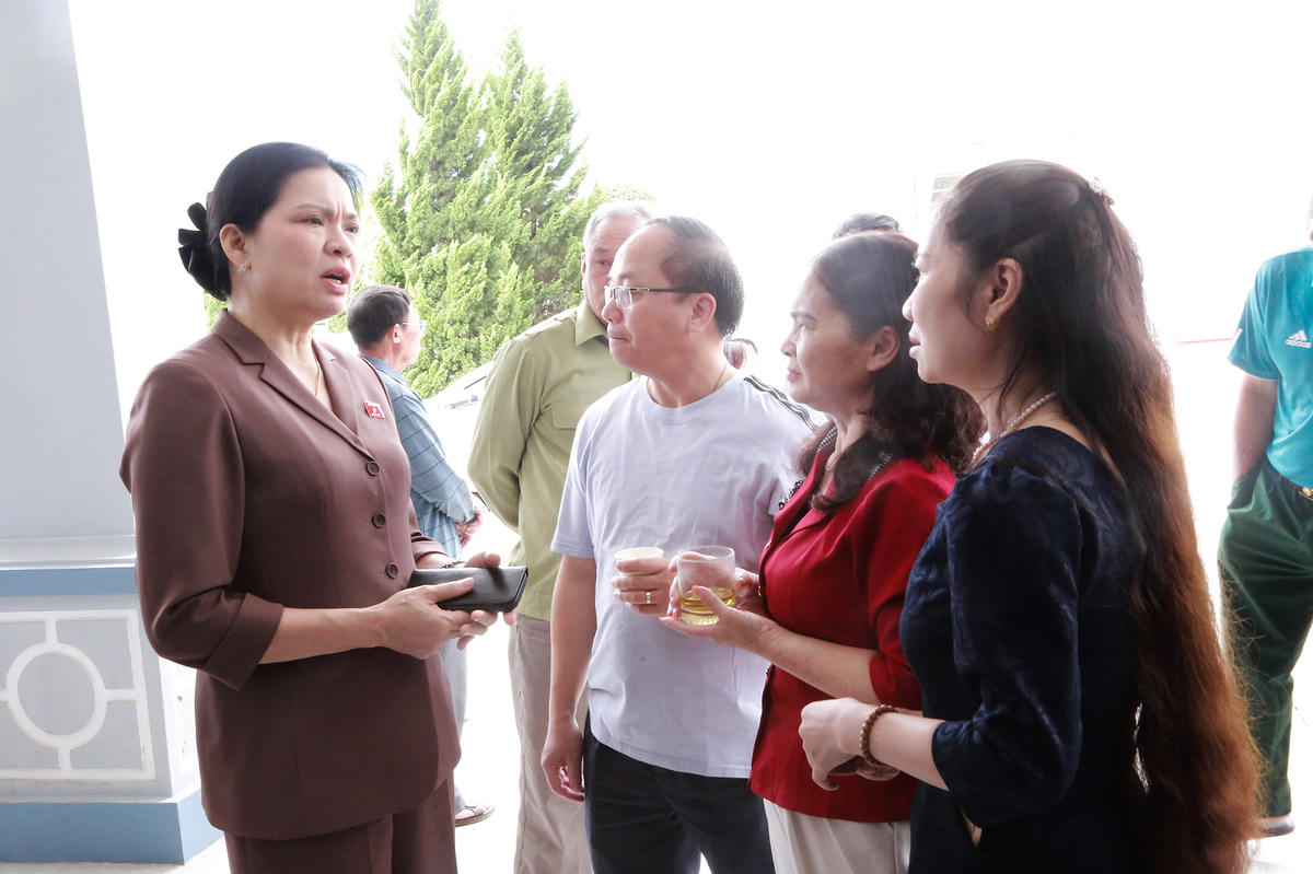 Bà Hà Thị Nga trao đổi với cử tri trong giờ giải lao giữa hội nghị.