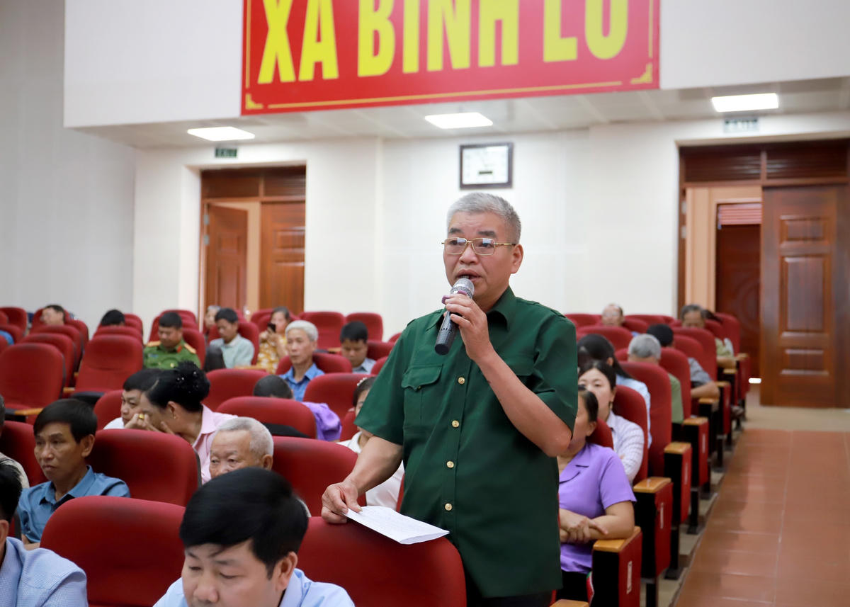 Cử tri xã Bình Lư nêu kiến nghị.