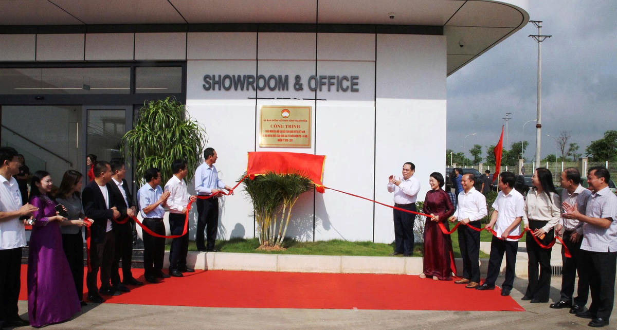 Các đại biểu thực hiện nghi thức gắn biển cho công trình chào mừng Đại hội đại biểu toàn quốc Ủy ban MTTQ và Đại hội đại biểu toàn quốc các tổ chức chính trị - xã hội, nhiệm kỳ 2026-2031 tại Nhà máy Basic Medical Việt Nam. Ảnh: Nguyễn Chung.