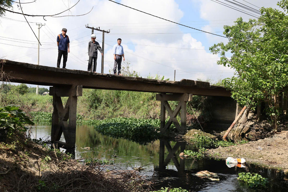 Cơ quan chức năng kiểm tra tại kênh Chìm Sơn Tịnh. Ảnh: Chí Đại.