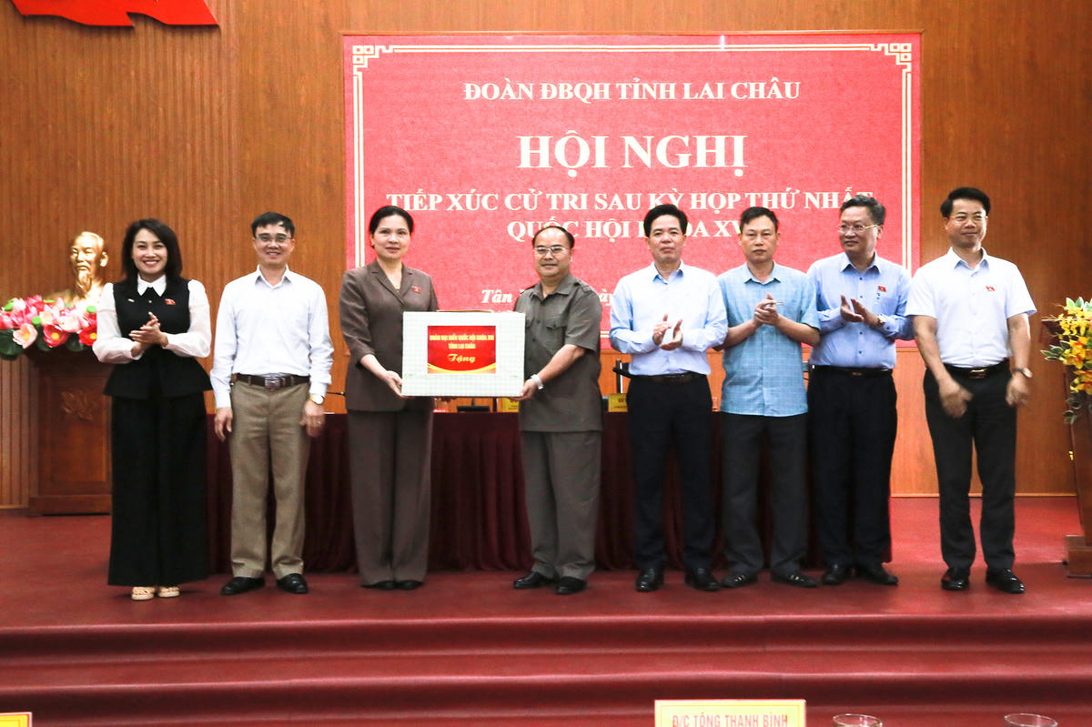Ủy ban Trung ương MTTQ Việt Nam và Đoàn đại biểu Quốc hội tỉnh Lai Châu tặng quà Đảng bộ, chính quyền và nhân dân phường Tân Phong.