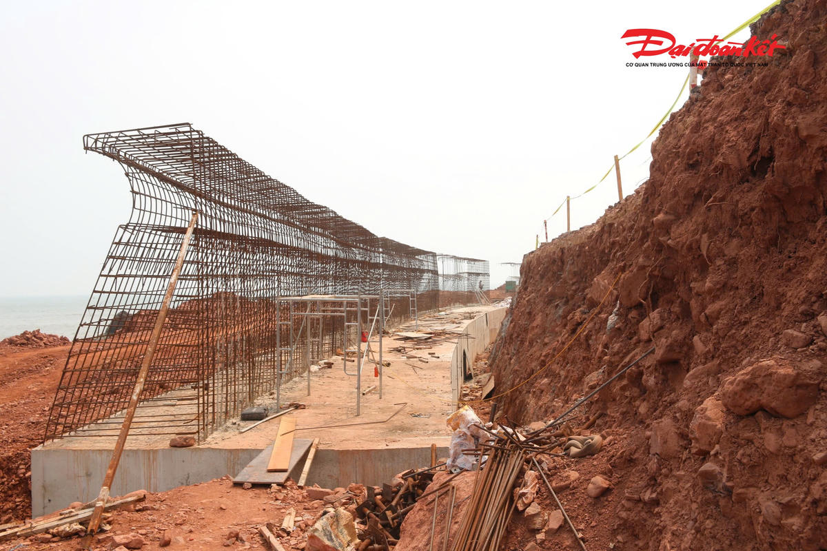 Theo thiết kế, dự án gồm hai hợp phần chính là khoảng gần 7km đường bộ cấp III đồng bằng và hơn 800m tuyến đường kết hợp tường chắn sóng ven biển. Hệ thống tường chắn sóng được xây dựng cao từ 2,5m đến hơn 4m, sử dụng kết cấu chắn giữ đặc biệt nhằm hắt ngược sóng biển, giảm lực va đập trực tiếp và hạn chế tình trạng xói lở bờ biển. Ảnh: ĐB