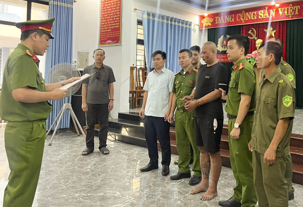 Công an tỉnh Quảng Trị thực hiện lệnh giữ người trong trường hợp khẩn cấp đối với đối tượng Nguyễn Viết Hoàng. Ảnh CAQT.