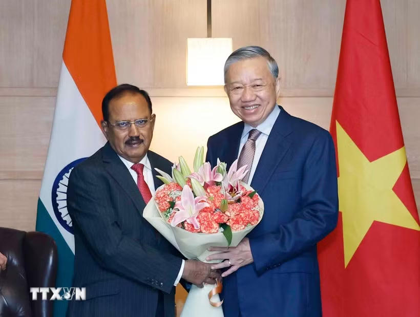 Cố vấn An ninh Quốc gia Ấn Độ Ajit Doval tặng hoa Tổng Bí thư, Chủ tịch nước Tô Lâm. (Ảnh: Thống Nhất/TTXVN).