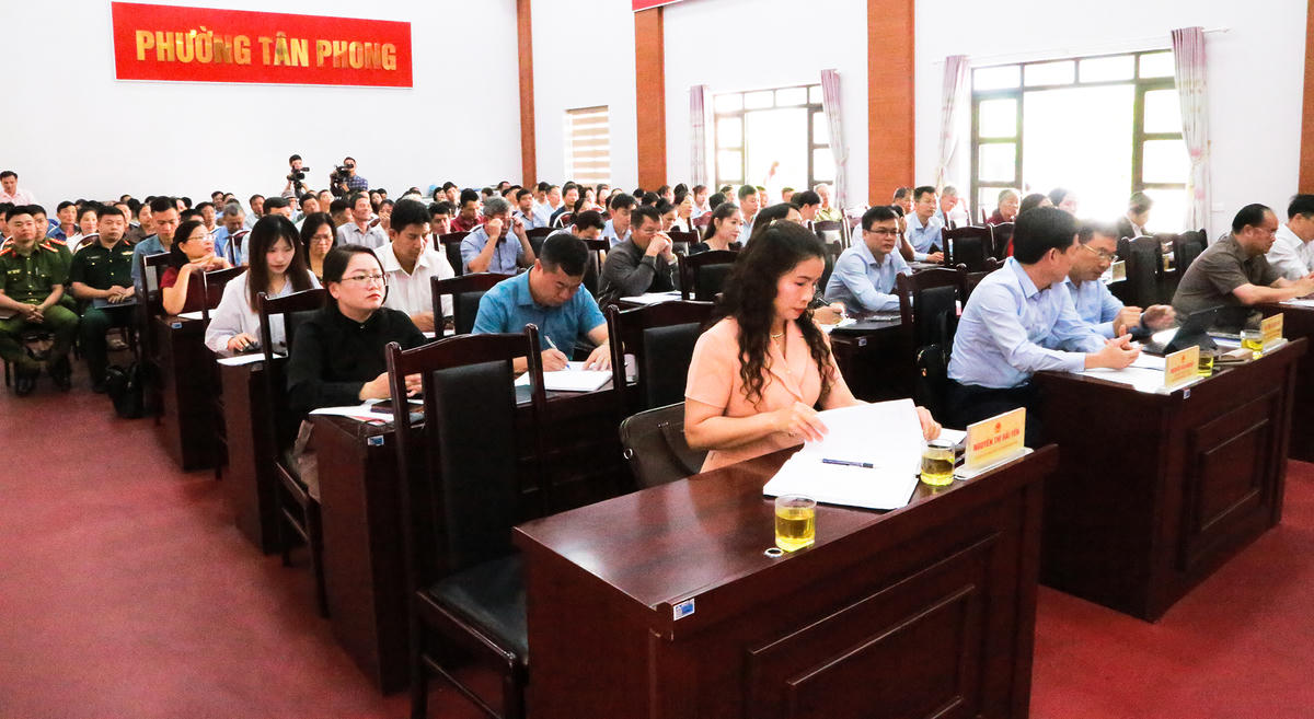 Hội trường phường Tân Phong với gần 100 cử tri ngồi chật kín.