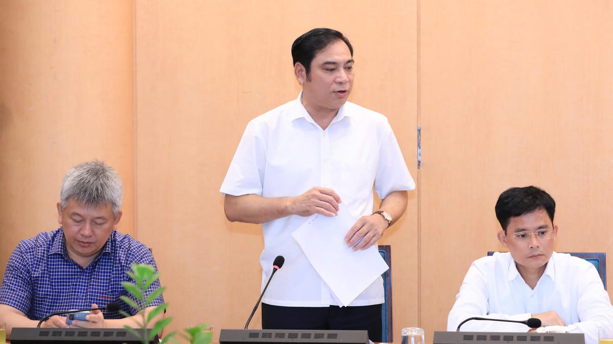 Phó Giám đốc Sở Xây dựng Hà Nội Đào Duy Phong báo cáo tại cuộc họp.