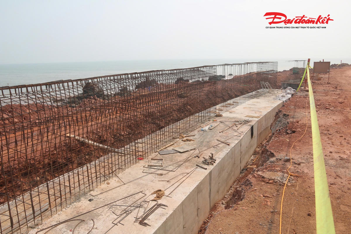 Theo đại diện đơn vị thi công, dự án đã tiến hành thi công hơn 2 tháng nay, khối lượng thi công hiện nay khoảng 30 tỷ đồng. Hiện trên công trường luôn có 6 máy đào, 10 ô tô vận chuyển cùng khoảng 50 công nhân làm việc thường xuyên trên công trường. Theo dự kiến, toàn bộ dự án sẽ hoàn thành vào cuối năm 2027, trước thời hạn chủ đầu tư đề ra. Ảnh: ĐB