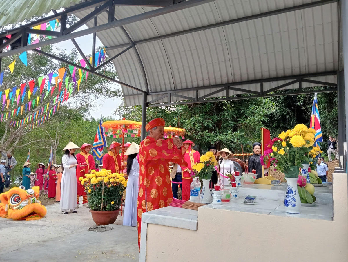 Dân làng Nghi Sơn tổ chức lễ hội Khai Sơn. Ảnh: Nguyễn Tín.