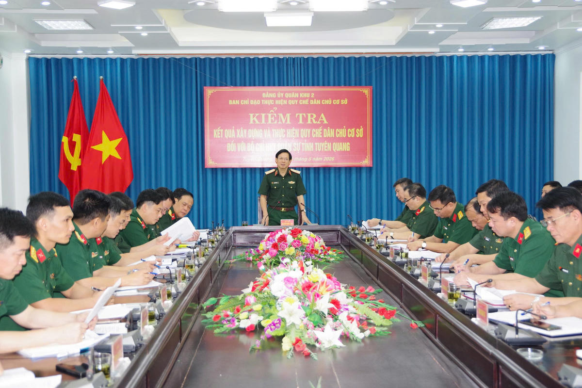 Thiếu tướng Nguyễn Hồng Thái, Ủy viên Ban Thường vụ Đảng ủy, Phó Chính ủy Quân khu 2, Trưởng Ban Chỉ đạo Quy chế dân chủ cơ sở Quân khu, chủ trì kiểm tra.
