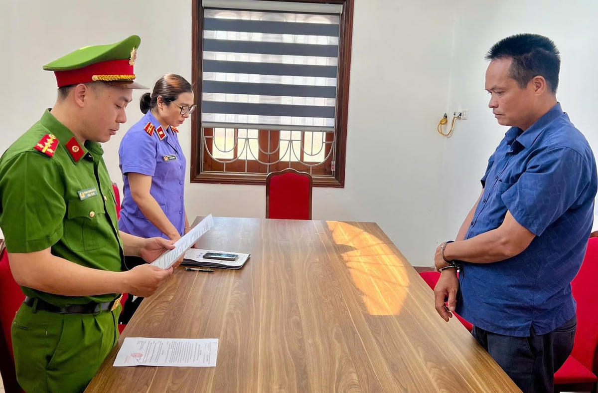 Các cơ quan chức năng triển khai quyết định khởi tố vụ án, khởi tố bị can, ra lệnh bắt tạm giam bị can đối với Vũ Bá Đoạt. Ảnh: CATP.&nbsp;