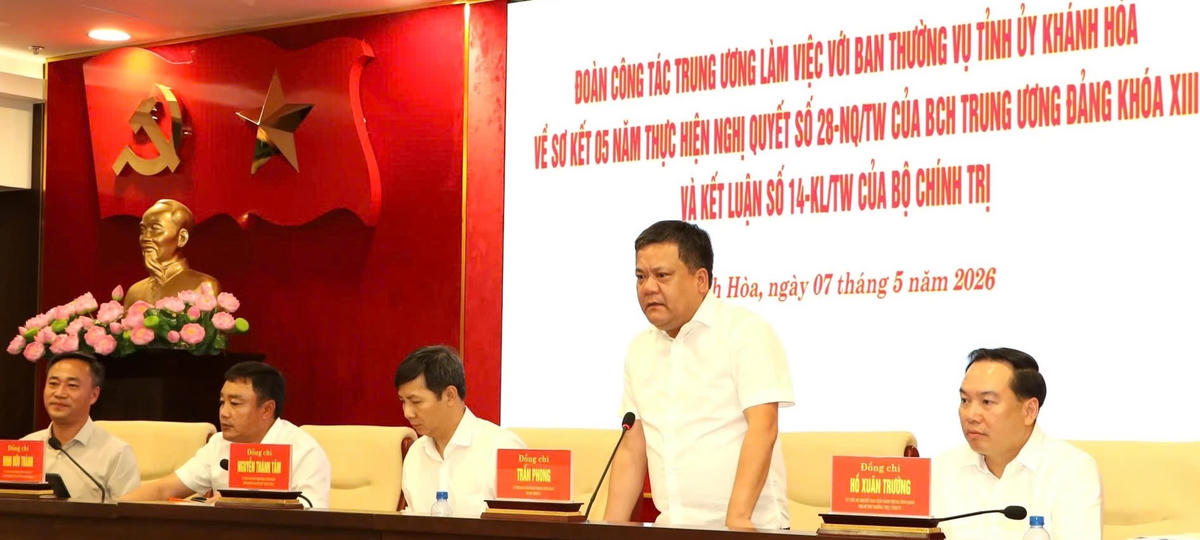 Ông Trần Phong, Bí thư Tỉnh ủy Khánh Hòa báo cáo với đoàn công tác tại buổi làm việc.