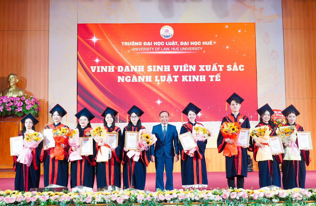PGS.TS Đoàn Đức Lương - Hiệu trưởng Trường Đại học Luật, Đại học Huế vinh danh những sinh viên xuất sắc ngành Luật Kinh tế. Ảnh: ĐHL.