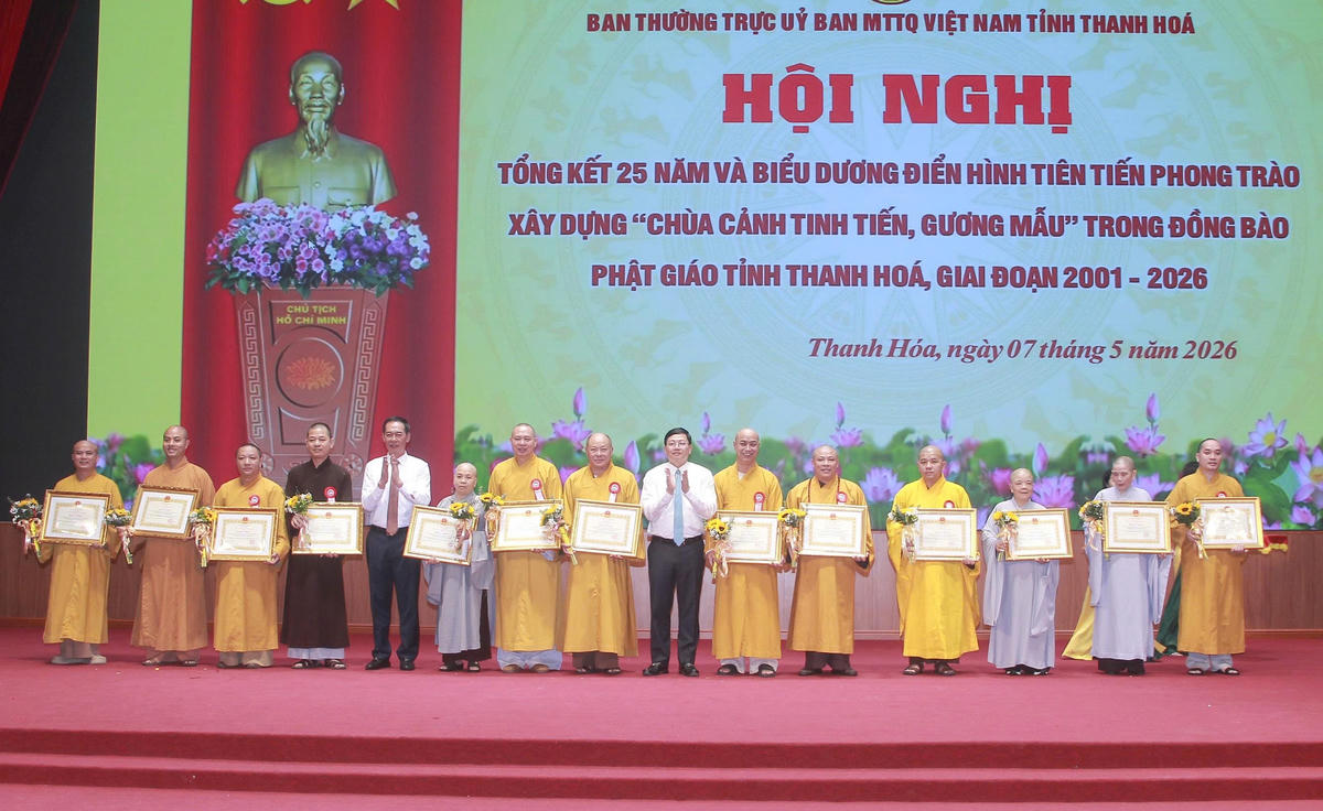Ông Trịnh Tuấn Sinh, Phó Bí thư Tỉnh ủy, Chủ tịch Ủy ban MTTQ tỉnh cùng các lãnh đạo tỉnh Thanh Hóa đã trao Bằng khen&nbsp; cho các tập thể, cá nhân. Ảnh: Nguyễn Chung.