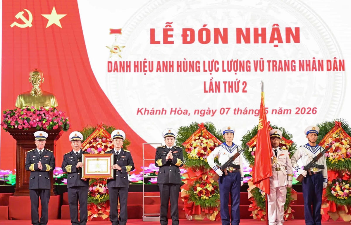 Phó Đô đốc Trần Thanh Nghiêm trao tặng danh hiệu Anh hùng Lực lượng vũ trang nhân dân lần thứ 2 cho Lữ đoàn 146.