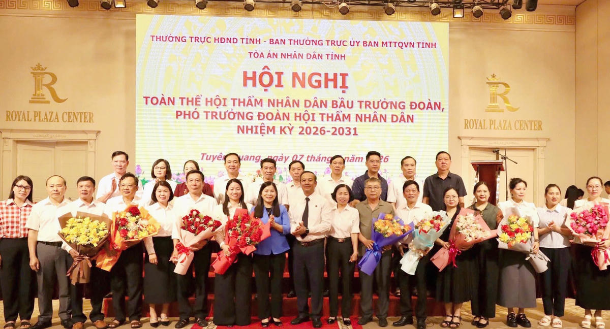 Trưởng đoàn, Phó Trưởng đoàn Hội thẩm Tòa án nhân dân tỉnh và Tòa án nhân dân các khu vực nhiệm kỳ 2026 - 2031 ra mắt hội nghị. Ảnh: MTTQ.