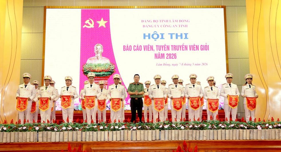 Đại tá Trần Văn Mười, Tỉnh ủy viên, Phó Bí thư Đảng ủy, Phó Giám đốc Công an tỉnh Lâm Đồng trao cờ lưu niệm cho các đơn vị dự thi.
