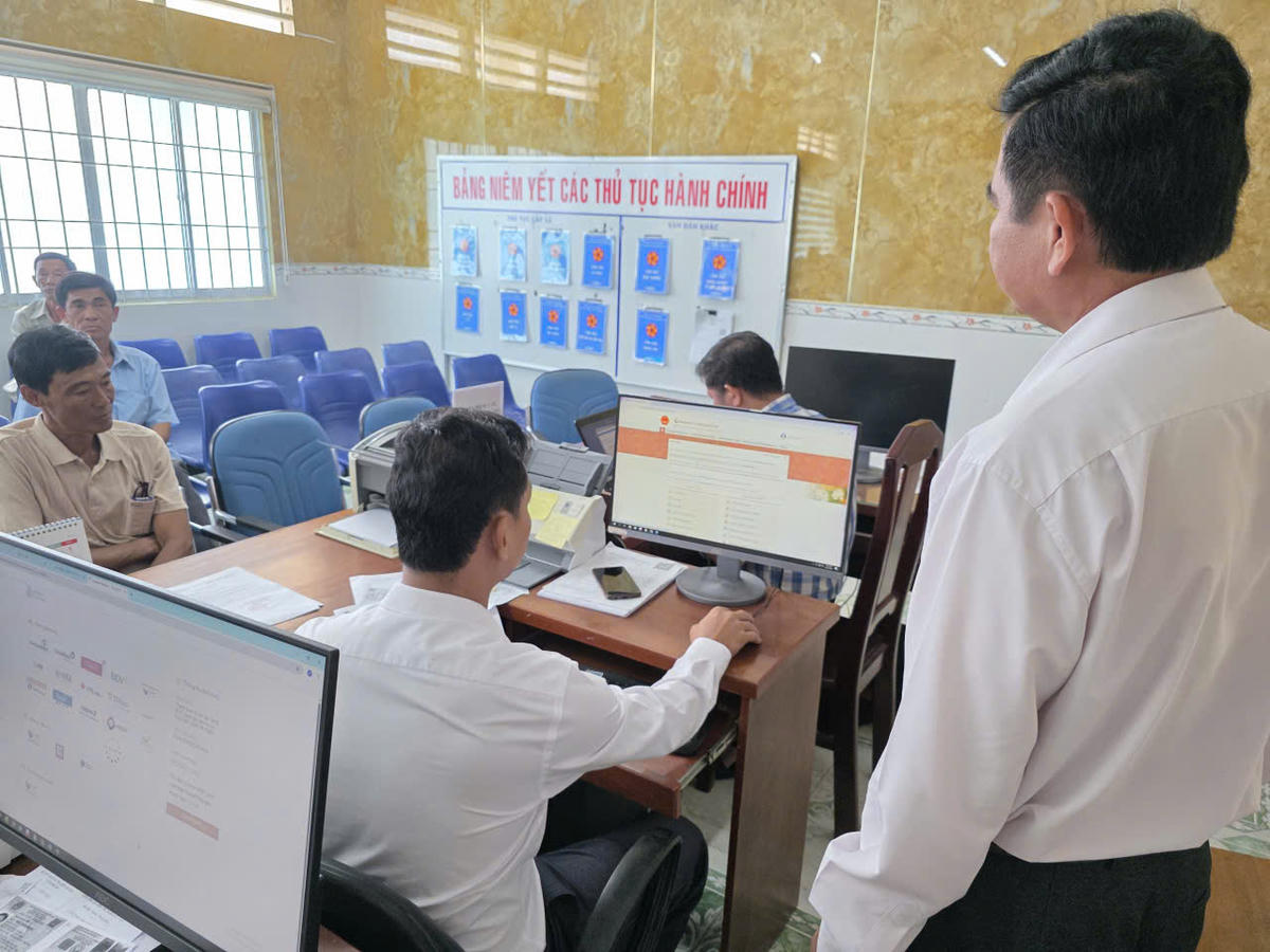 Cán bộ, công chức cấp xã ở Cà Mau làm việc tại Trung tâm hành chính. Ảnh: Nguyên Du