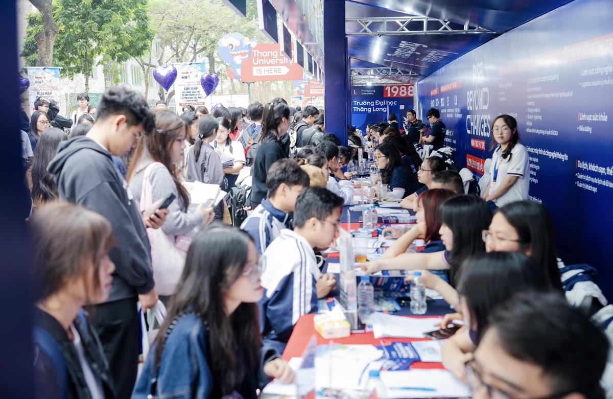 Thí sinh tìm hiểu thông tin tuyển sinh của trường đại học.