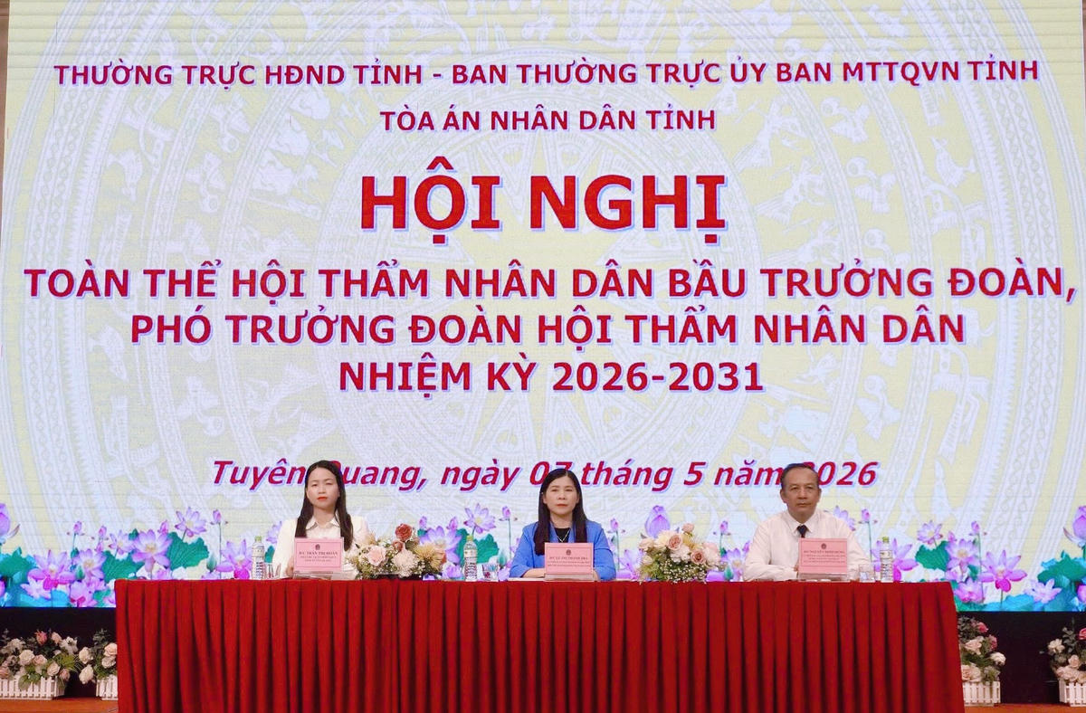 Lãnh đạo HĐND tỉnh, Tòa án nhân dân tỉnh và Ủy ban MTTQ Việt Nam tỉnh Tuyên Quang chủ trì hội nghị. Ảnh: MTTQ.