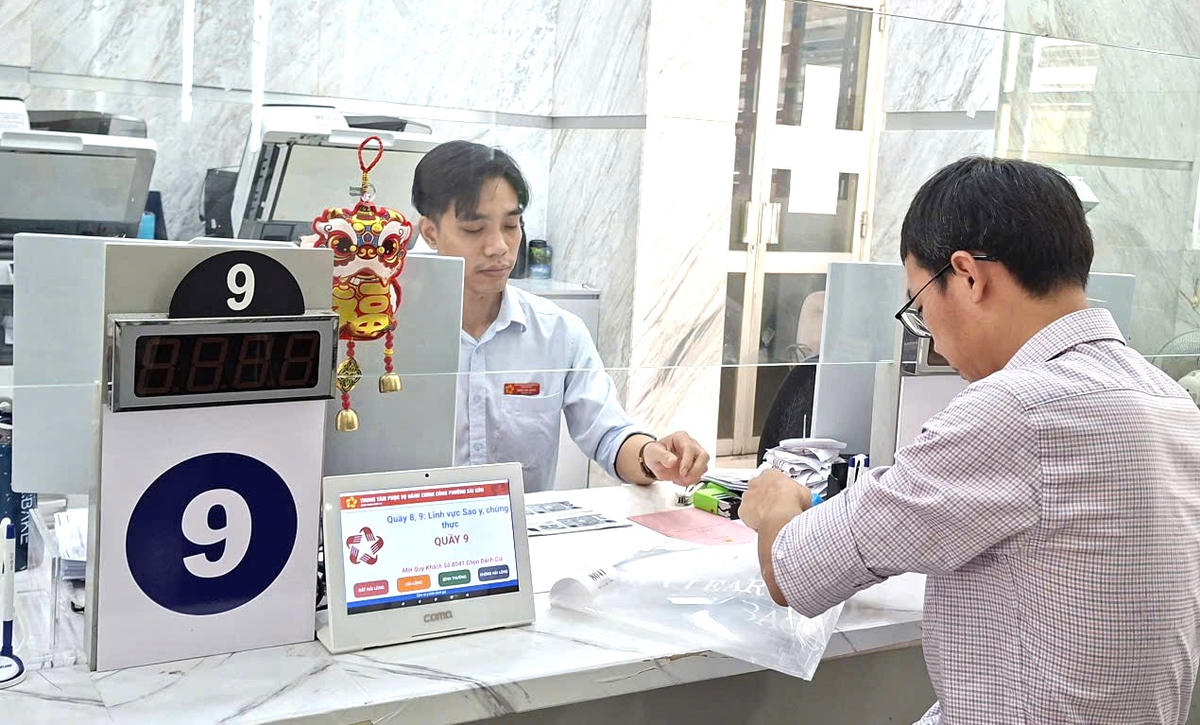 Người dân làm thủ tục hành chính tại Trung tâm hành chính công, phường Sài Gòn. Ảnh: S.X