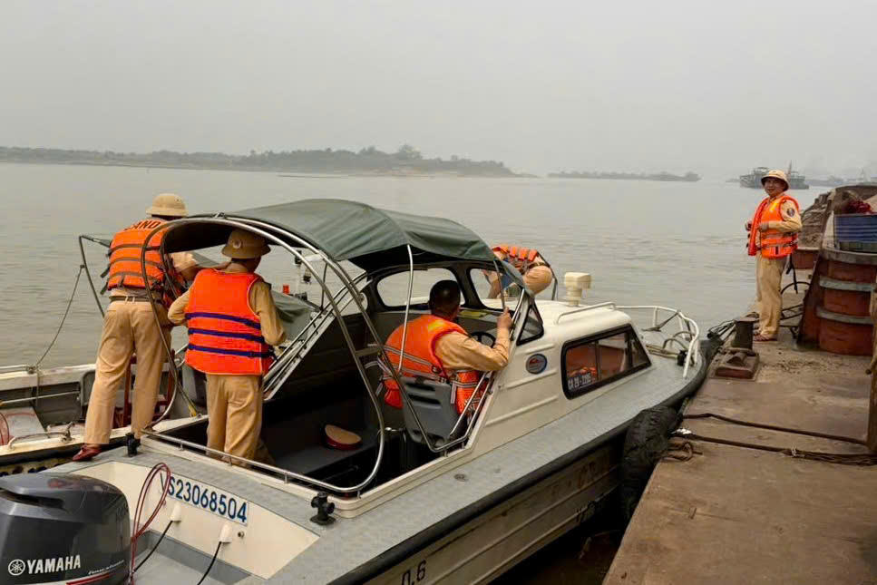 Lực lượng chức năng kiểm tra bến vật liệu đang tổ chức bốc xếp hàng từ phương tiện thủy lên bờ.