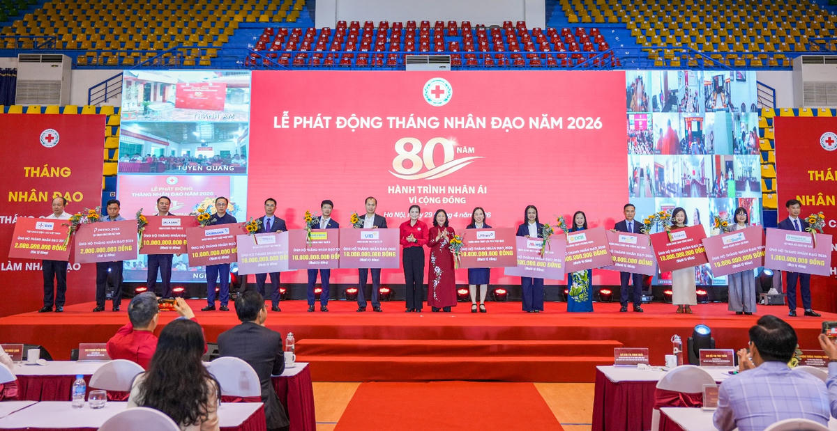 Ông Nguyễn Văn Hòa – Phó Tổng Giám đốc Eximbank (thứ tư từ trái sang) cùng các tổ chức tài chính khác trao biểu trưng ủng hộ 10 tỷ đồng tới Trung ương Hội Chữ thập đỏ Việt Nam.