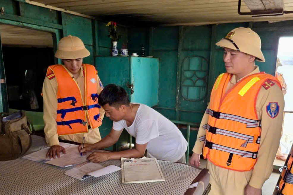 Tổ công tác lập biên bản vi phạm với những người liên quan.