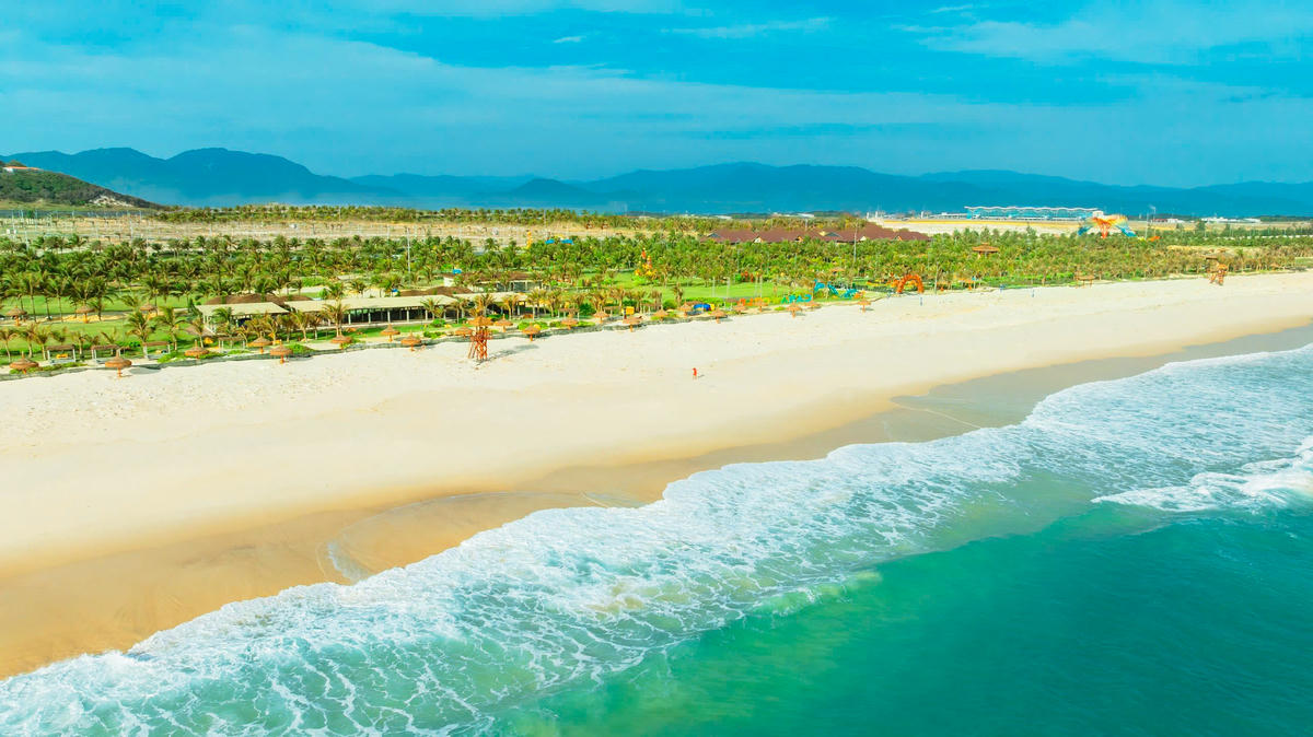 Bãi Dài - Cam Ranh là một trong những bãi biển đẹp nhất Việt Nam – thu hút đông đảo du khách tham quan và trải nghiệm.