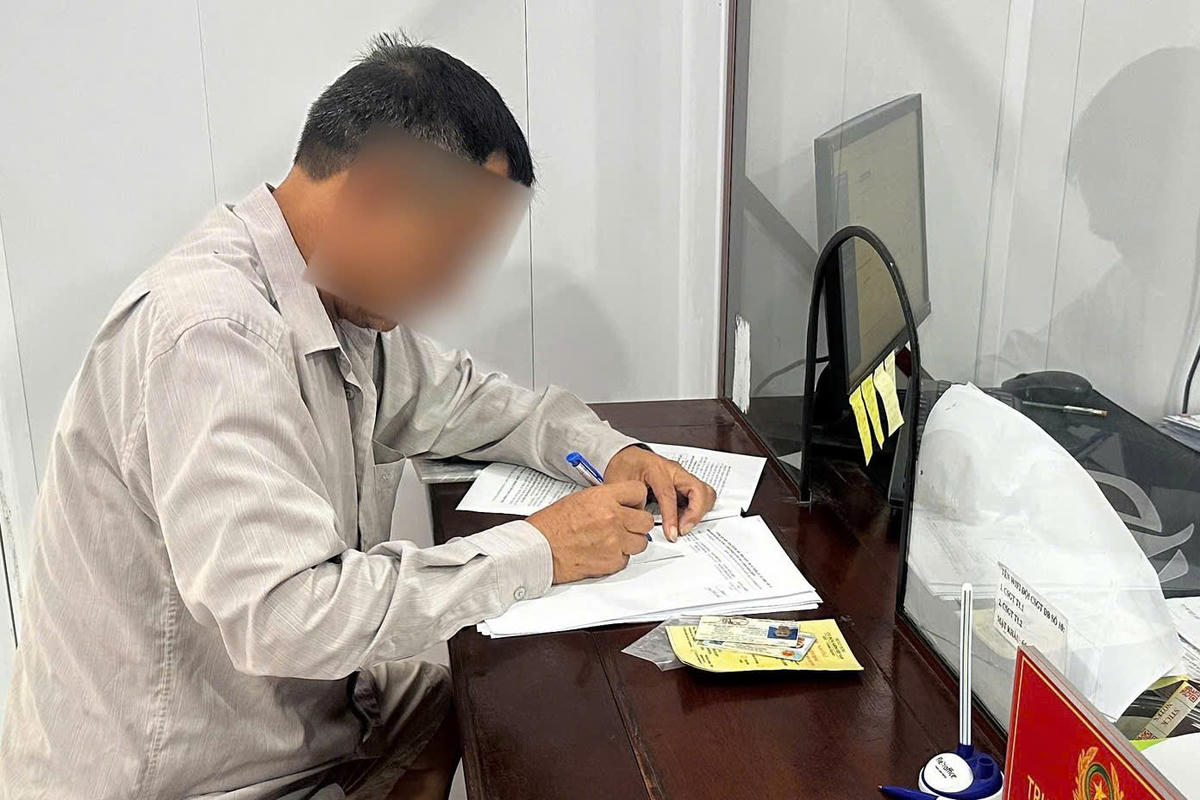 Người điều khiển phương tiện tại cơ quan Công an.