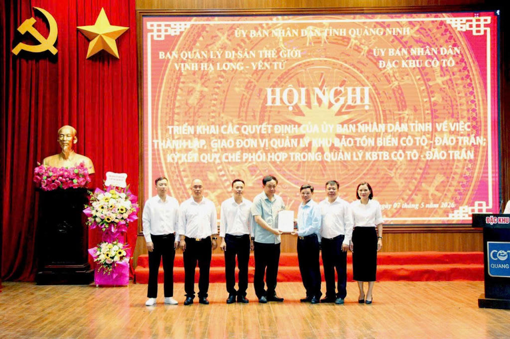 Lãnh đạo Ban Quản lý Di sản thế giới Vịnh Hạ Long - Yên Tử trao quyết định thành lập Đội Quản lý Khu bảo tồn biển Cô Tô - Đảo Trần. Ảnh: QMG.&nbsp;