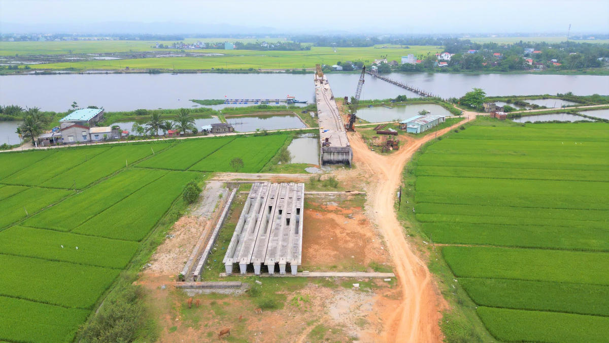 Đường dẫn của Dự án cầu Tam Tiến vẫn chưa hoàn thành. Ảnh: CĐ.