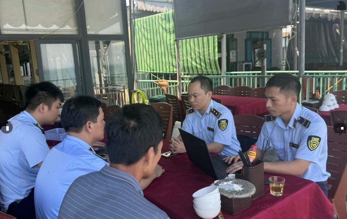 Lực lượng QLTT làm việc với chút nhà hàng Lý Hộ. Ảnh: TT.