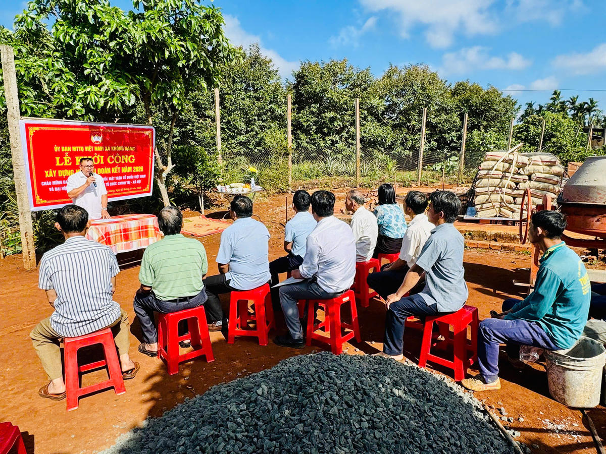 Các đại biểu dự lễ khởi công. Ảnh: TN.