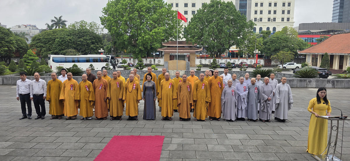 Đoàn đại biểu dâng hương báo công với Bác tại Khu văn hóa tưởng niệm Chủ tịch Hồ Chí Minh. Ảnh: Nguyễn Chung.