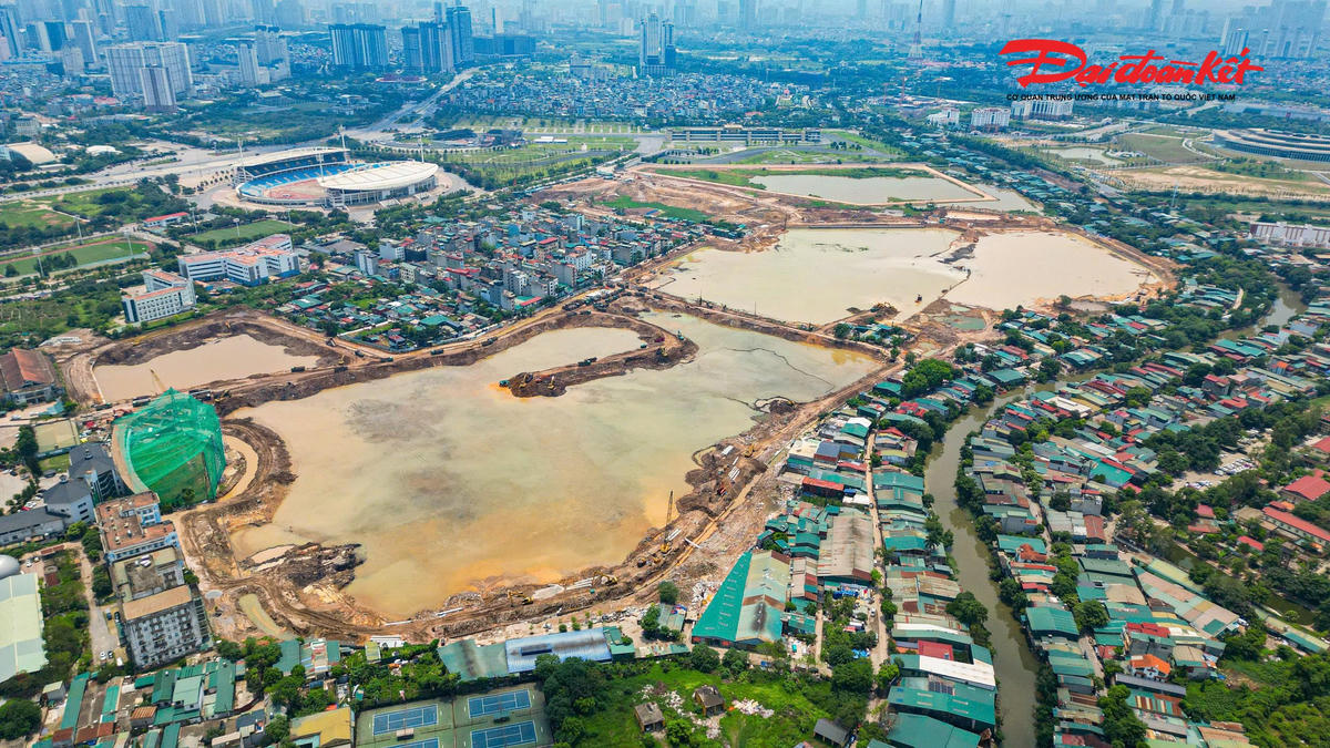 Toàn cảnh hồ điều hòa Phú Đô.