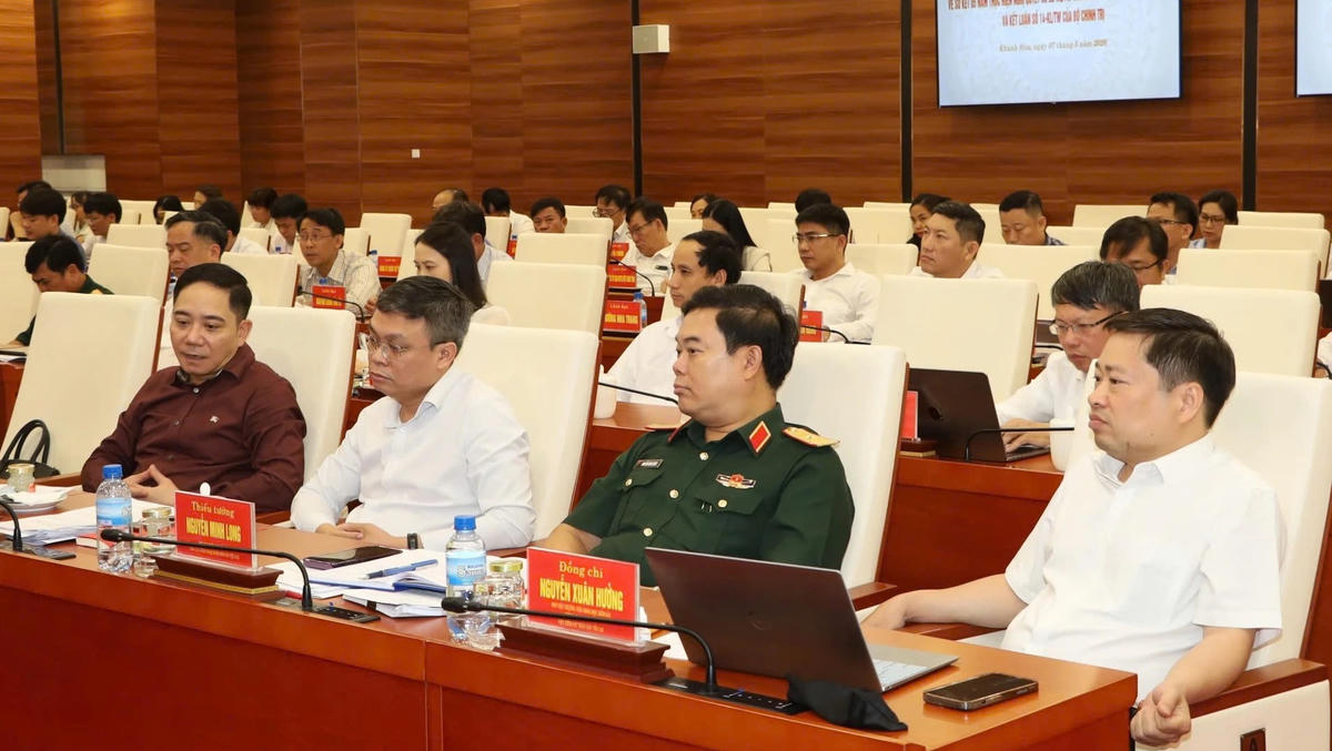 Các đại biểu tham dự buổi làm việc.