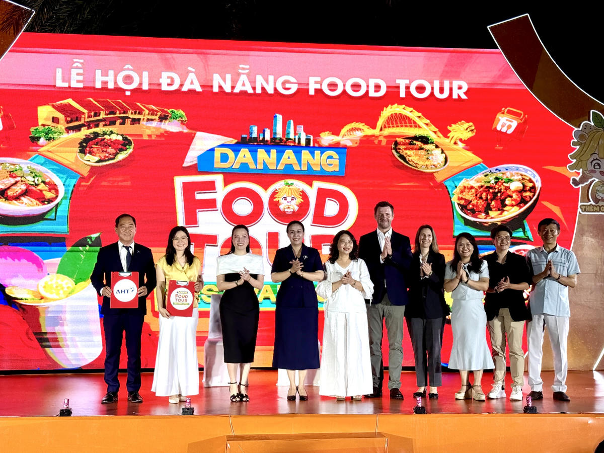 Các đơn vị đồng hành cùng chương trình. Ảnh: Nguyễn Tú.