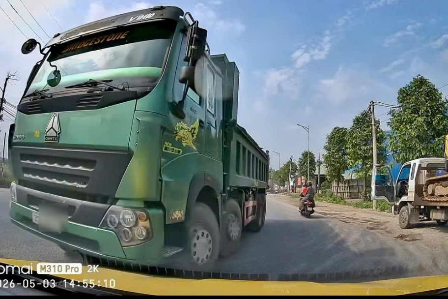 Hình ảnh chiếc xe tải màu xanh đi ngược chiều được chia sẻ trên mạng xã hội.