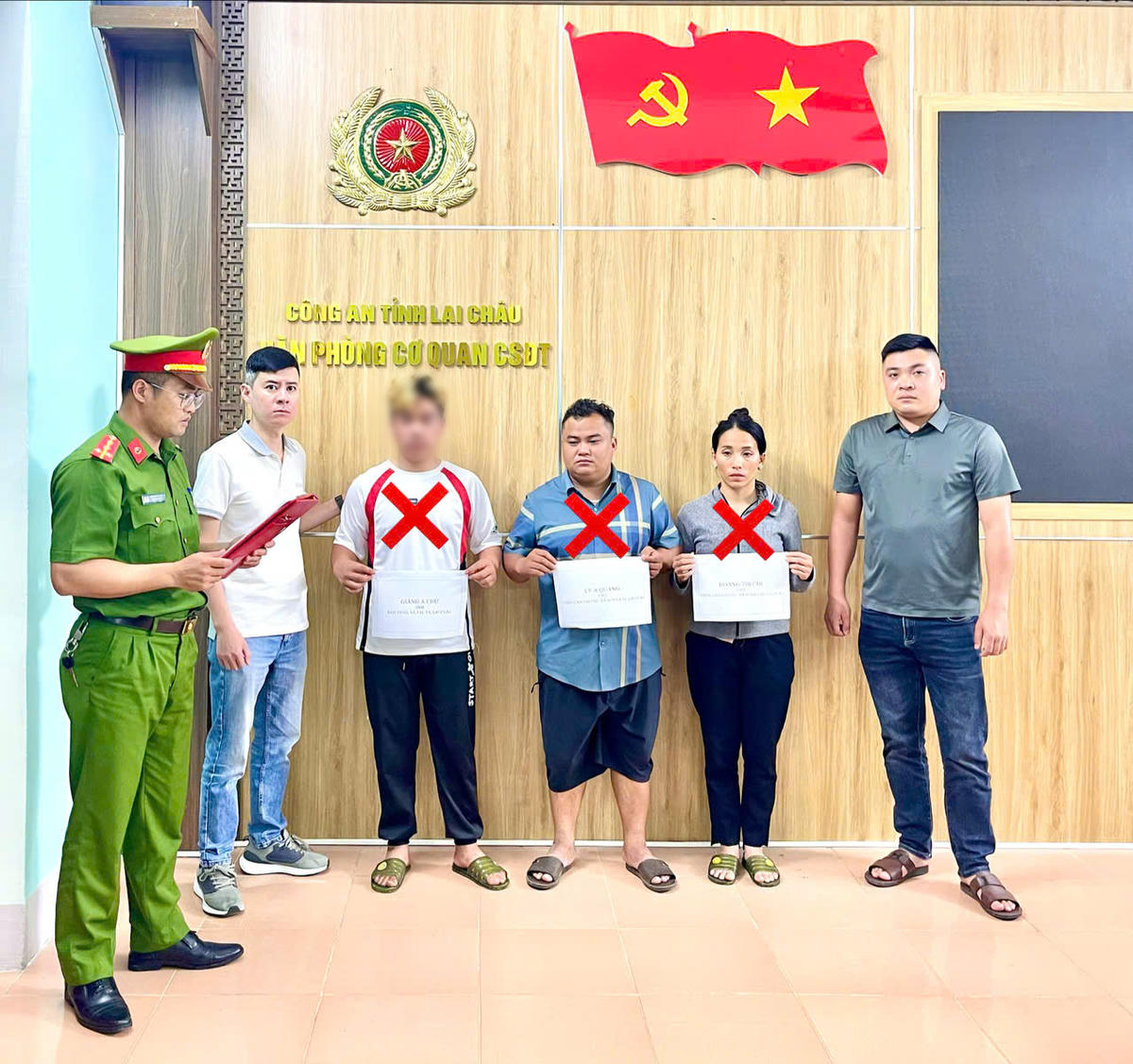 Công an tỉnh Lai Châu đã ra Lệnh giữ người trong trường hợp khẩn cấp và Quyết định tạm giữ hình sự đối với Ly A Quáng, Hoàng Thị Chí và G.A.C để tiếp tục điều tra mở rộng vụ án về hành vi “Mua bán người dưới 16 tuổi”. Ảnh: Công an tỉnh Lai Châu.