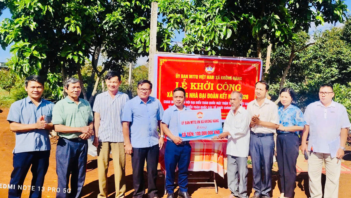 Chủ tịch Ủy ban MTTQ Việt Nam xã Krông Năng và lãnh đạo địa phương trao bảng tượng trưng hỗ trợ xây nhà Đại đoàn kết cho gia đình&nbsp;ông Lê Xuân Mai. Ảnh:TN.