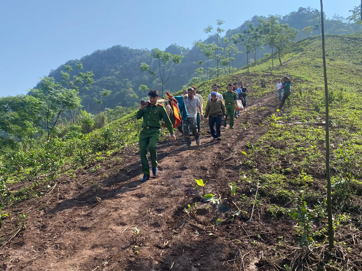 Công an xã Tô Múa cùng nhân dân băng rừng đưa bệnh nhân bị thương nặng đi cấp cứu.