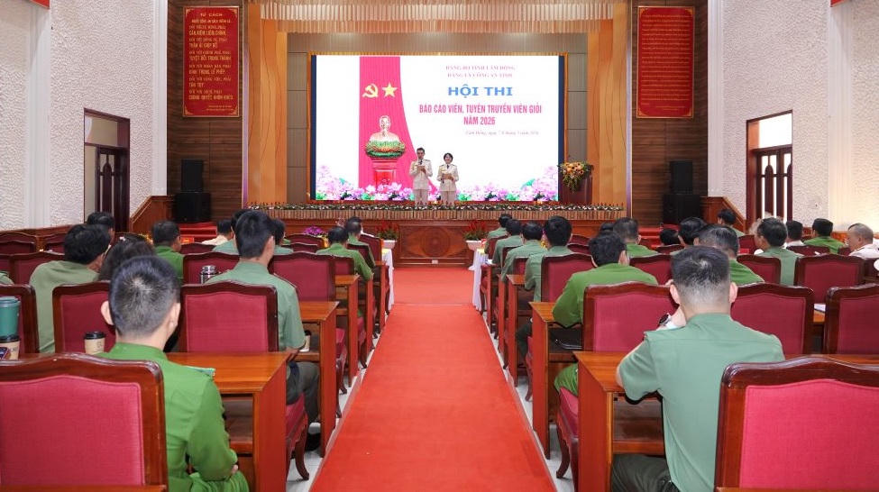 Các thí sinh tham dự phần thi.