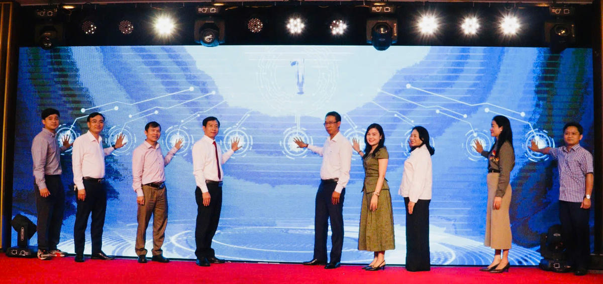 Đại biểu nhấn nút chính thức phát động cuộc thi. Ảnh: TN.