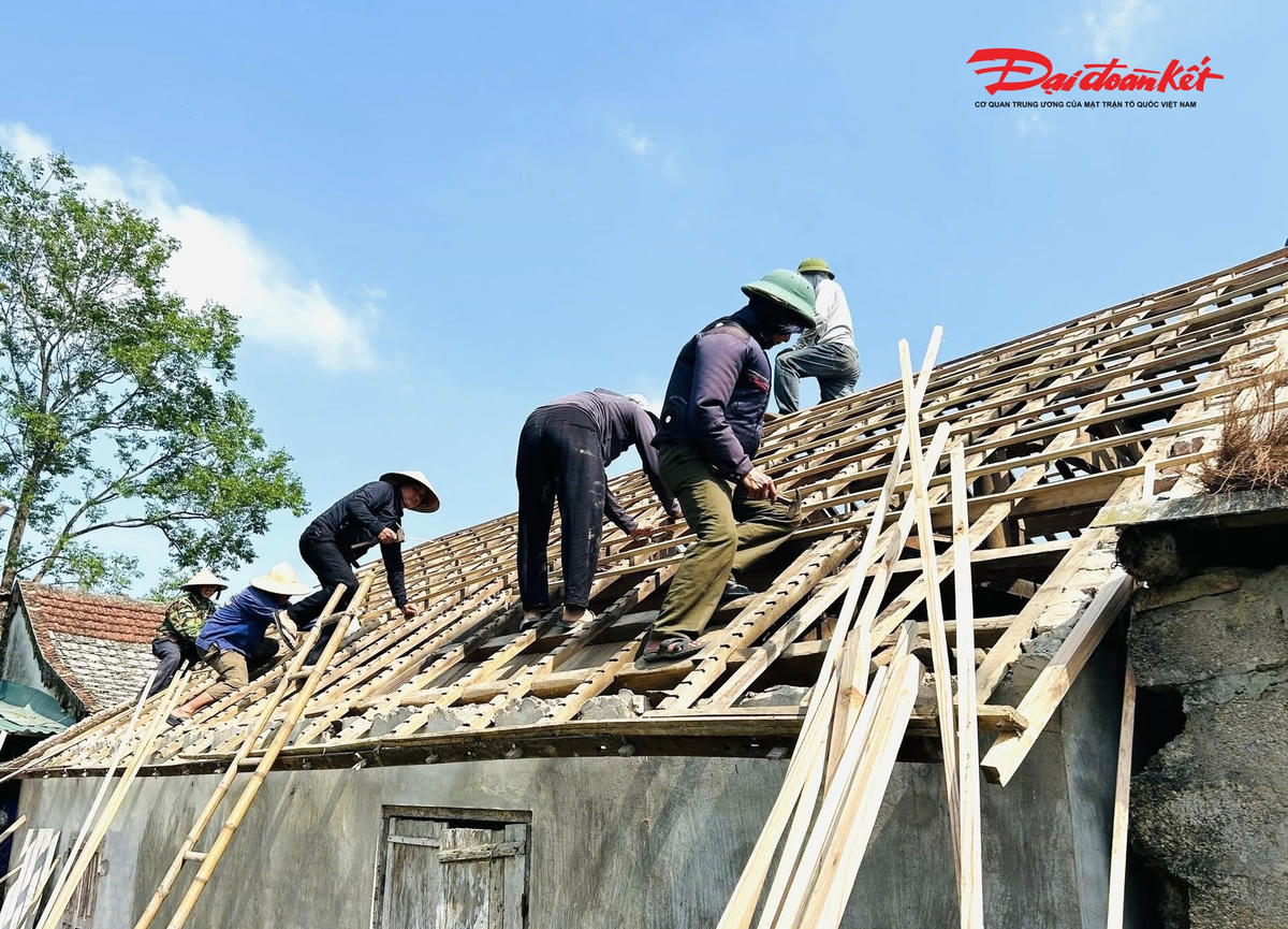 Những ngôi nhà bị tốc mái cũng nhanh chóng được sửa chữa. Ảnh: HN.